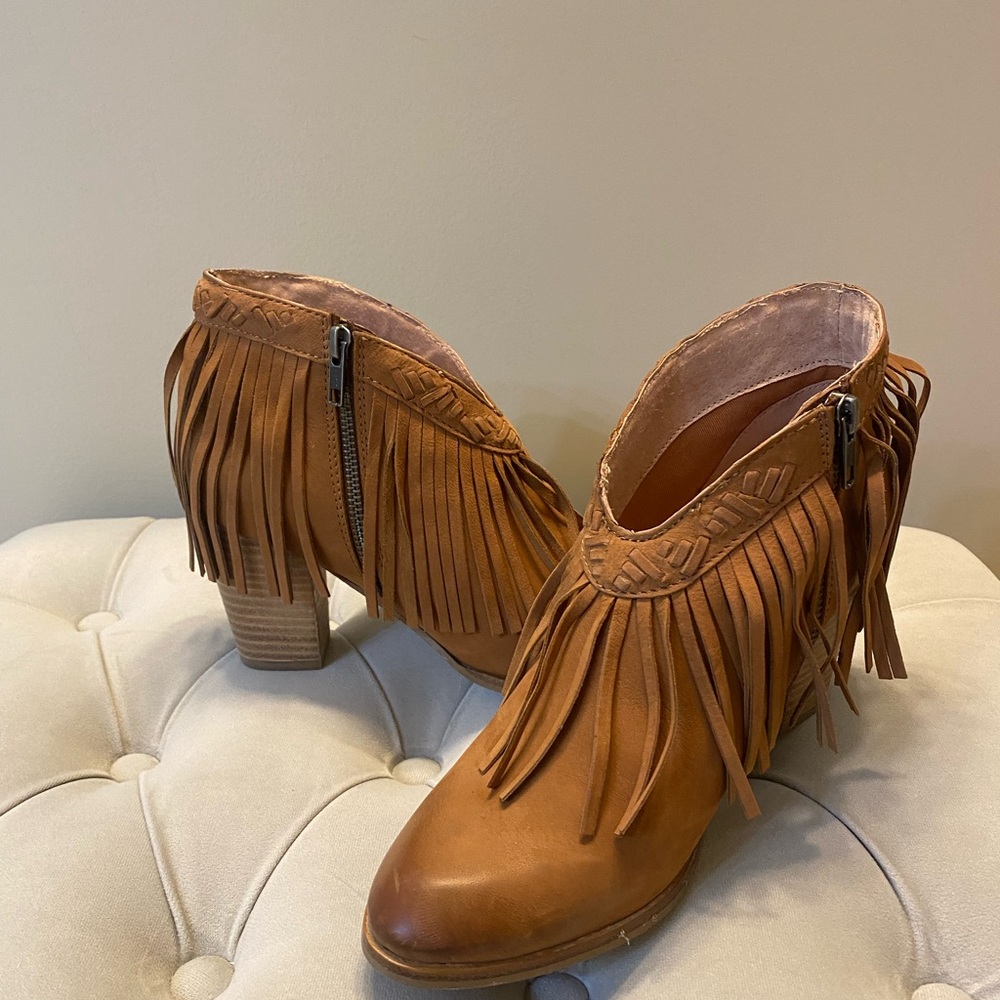 SEYCHELLES “Whisky World Tour” Tan Fringe Boots, Sz 9M